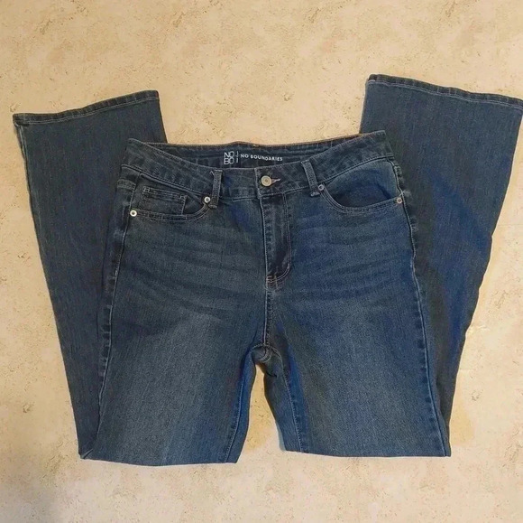 No Boundaries Womens size 13  Flare Leg  Denim Stretch Jeans - Picture 1 of 5
